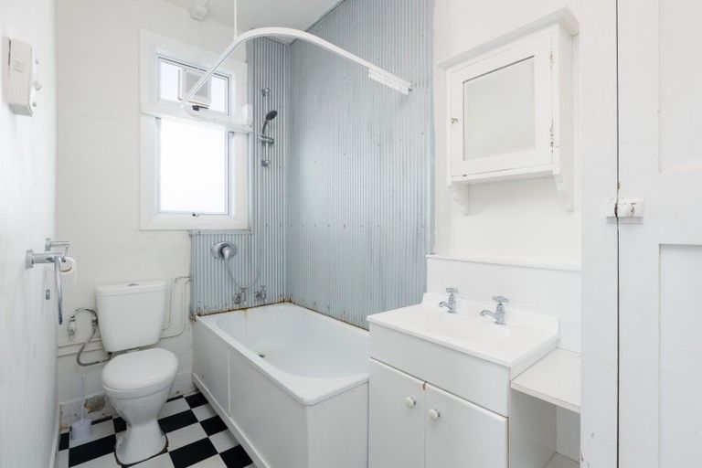 Photo of property in Devonport Apartments, 50/127 Saint Aubyn Street, New Plymouth, 4310