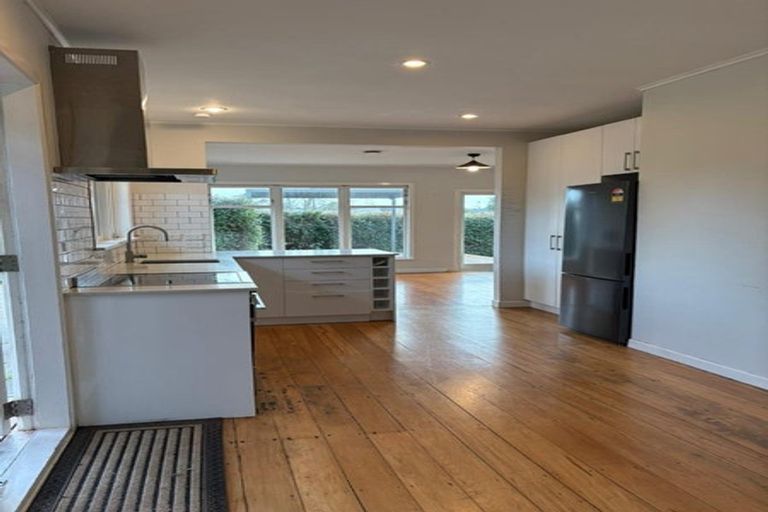 Photo of property in 17b Brookfield Road, Te Atatu Peninsula, Auckland, 0610