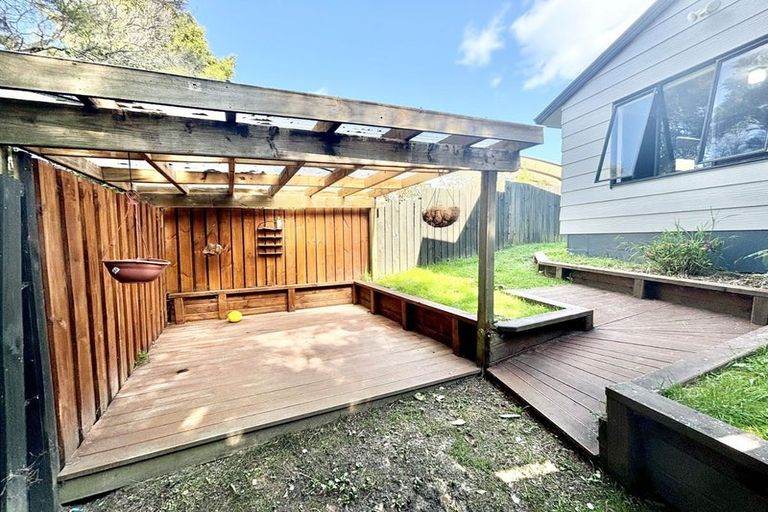 Photo of property in 77 Meadowvale Rise, Titirangi, Auckland, 0604