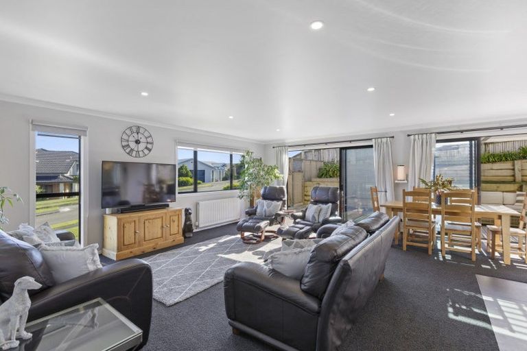 Photo of property in 32 Lanyon Place, Whitby, Porirua, 5024