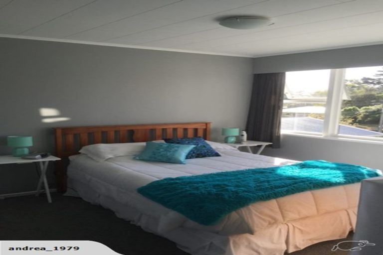 Photo of property in 14 Omega Street, Newlands, Wellington, 6037