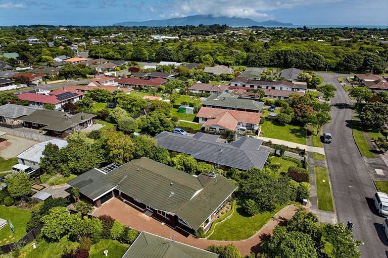 Photo of property in 21 Rewarewa Crescent, Waikanae, 5036