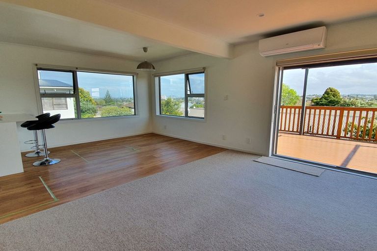 Photo of property in 3/104 East Coast Road, Forrest Hill, Auckland, 0620