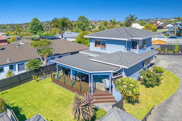 Photo of property in 1/23 Rifleman Rise, Unsworth Heights, Auckland, 0632