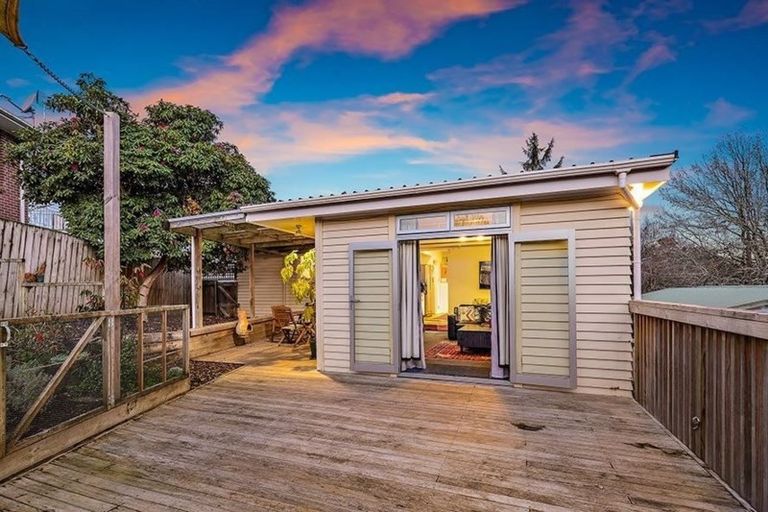 Photo of property in 25 Crompton Road, Massey, Auckland, 0614