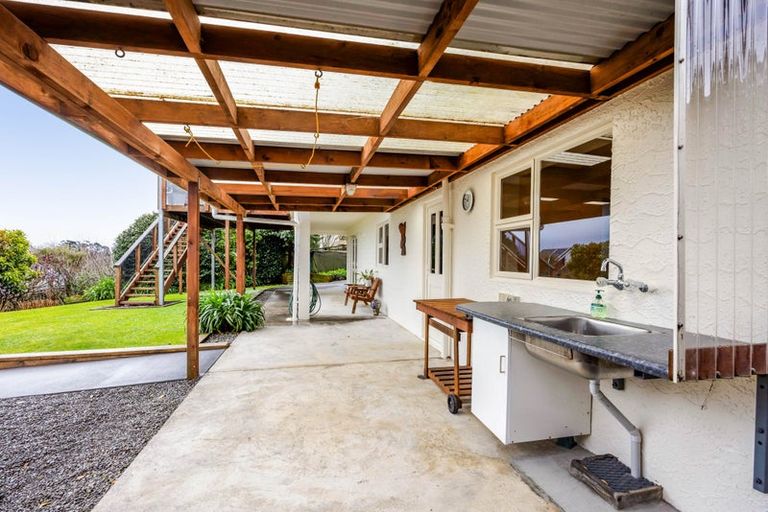 Photo of property in 21 Longview Drive, Merrilands, New Plymouth, 4312
