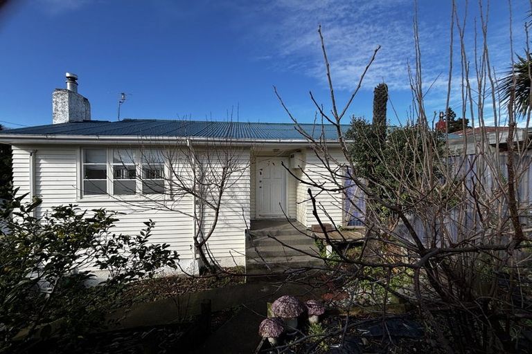 Photo of property in 22 Banks Street, Marfell, New Plymouth, 4310