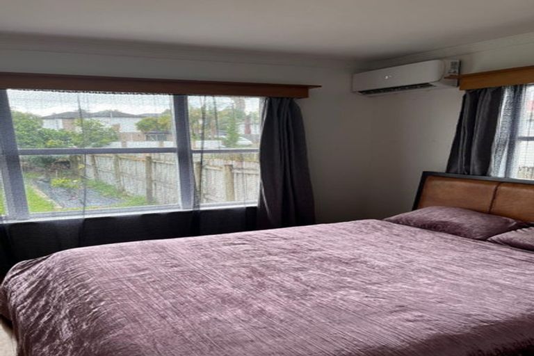 Photo of property in 8 Harry Ward Place, Henderson, Auckland, 0610