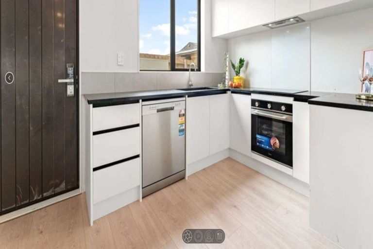 Photo of property in 8/3226 Great North Road, New Lynn, Auckland, 0600