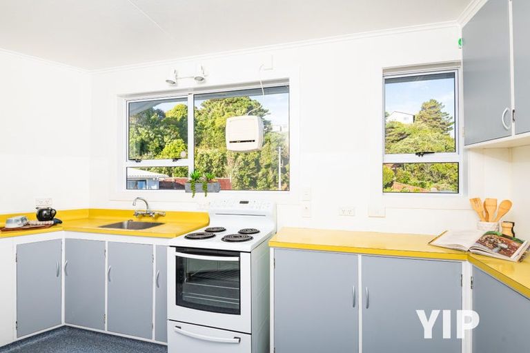 Photo of property in 9 Omega Street, Newlands, Wellington, 6037