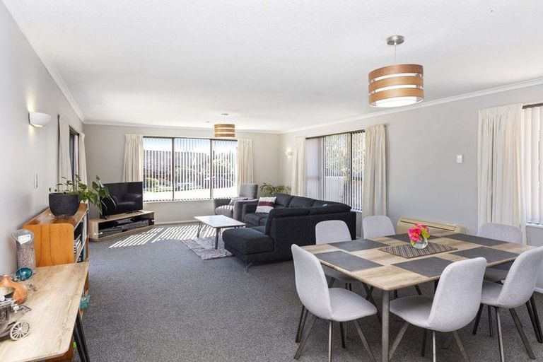 Photo of property in 4 Sonning Place, Redwood, Christchurch, 8051
