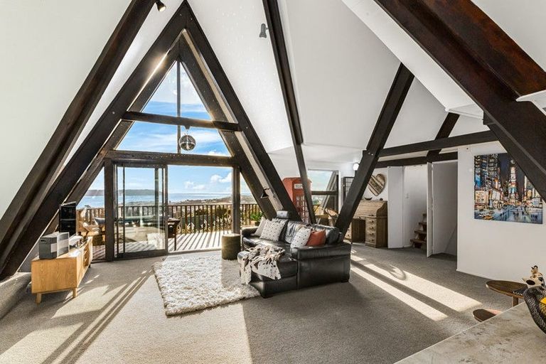 Photo of property in 112 Gloaming Hill, Titahi Bay, Porirua, 5022