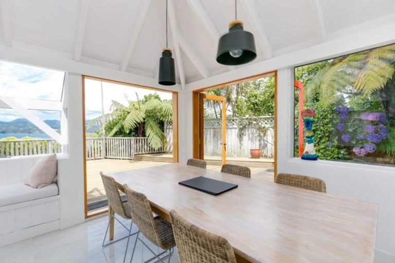 Photo of property in 6 Nakora Road, Karaka Bays, Wellington, 6022