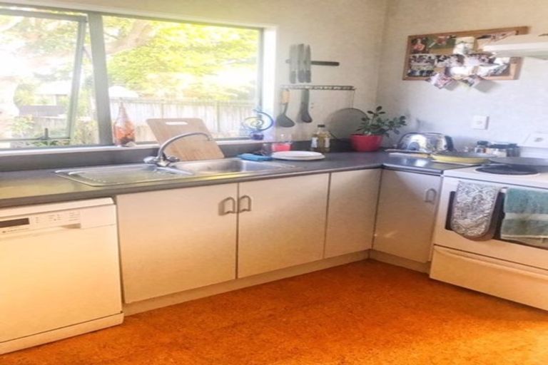 Photo of property in 6a Holman Road, Te Atatu Peninsula, Auckland, 0610