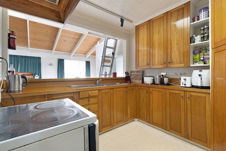Photo of property in 21 Martin Place, Kelston, Auckland, 0602