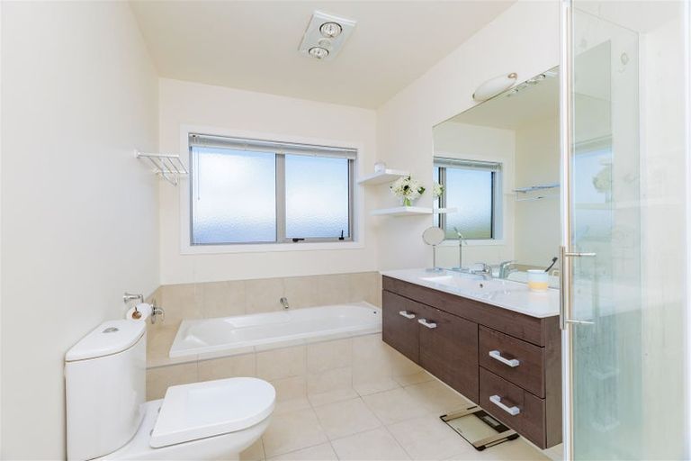 Photo of property in 27 Tamworth Crescent, Newlands, Wellington, 6037