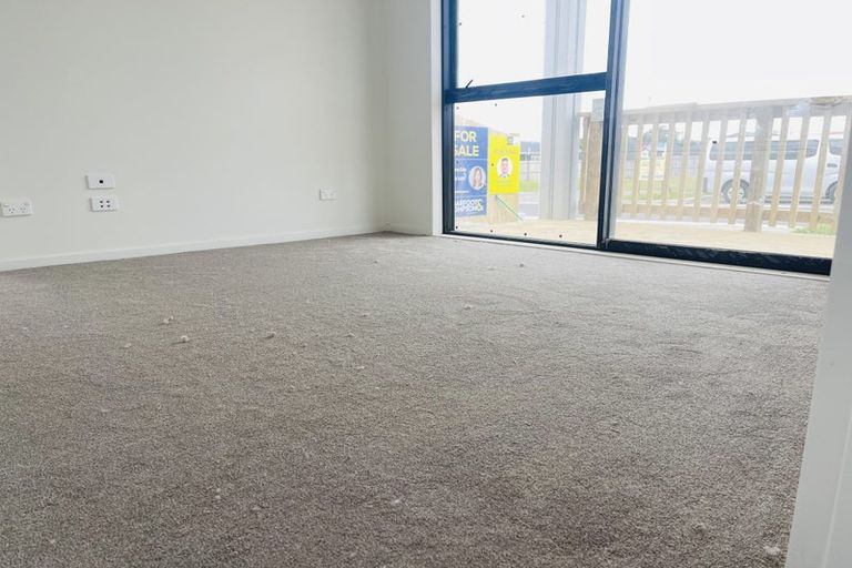 Photo of property in 17 Cronshaw Road, Karaka, 2113