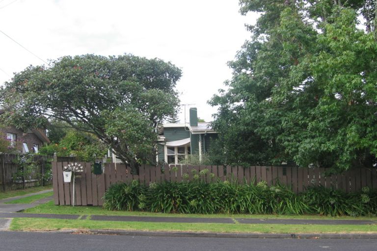 Photo of property in 1/26 Neal Avenue, Glenfield, Auckland, 0629
