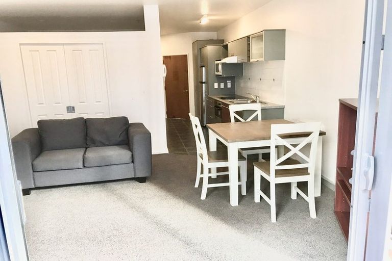 Photo of property in Atrium Towers, 6e/154 The Terrace, Wellington Central, Wellington, 6011