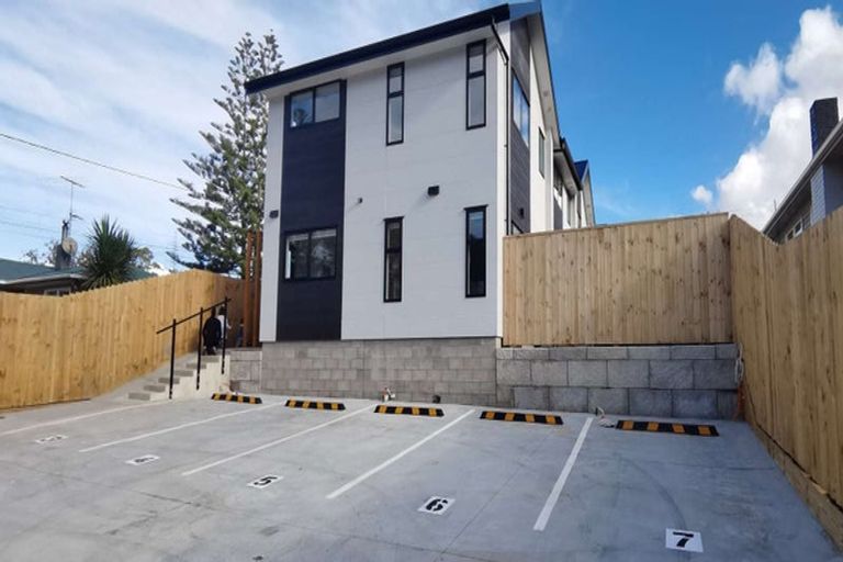 Photo of property in 6/17 Lowtherhurst Road, Massey, Auckland, 0614
