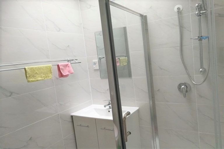 Photo of property in 1/76 College Road, Northcote, Auckland, 0627