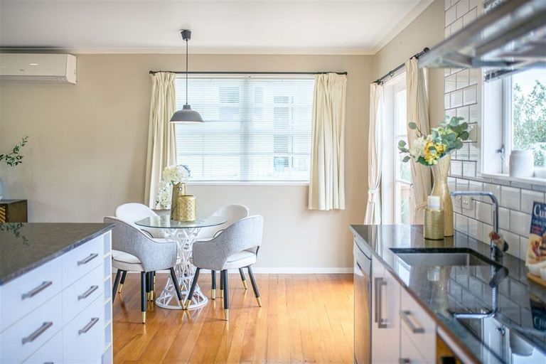 Photo of property in 44 Fitzwater Place, Henderson, Auckland, 0612