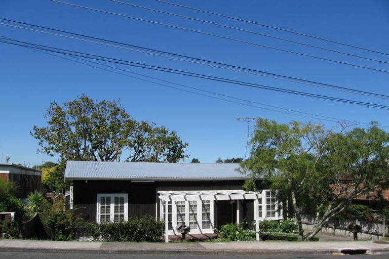 Photo of property in 1/10 Wolsley Avenue, Milford, Auckland, 0620