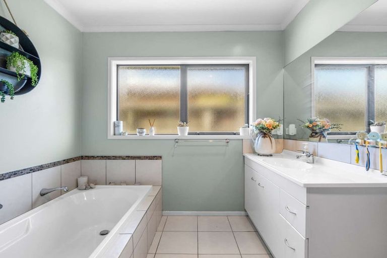 Photo of property in 15 Carroll Place, Owhata, Rotorua, 3010