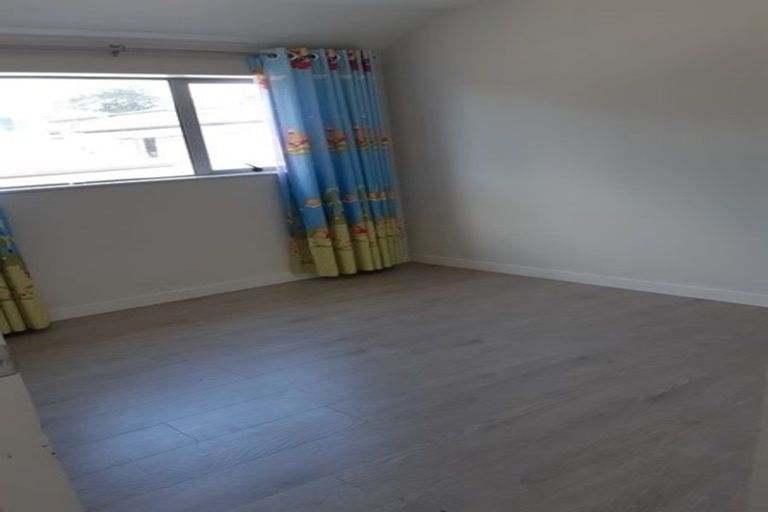 Photo of property in 102 Tamahere Drive, Glenfield, Auckland, 0629