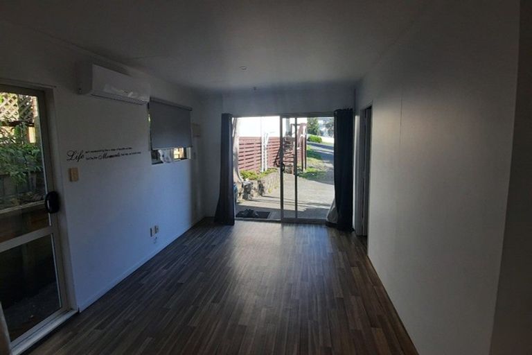 Photo of property in 5 Luxor Place, Massey, Auckland, 0614