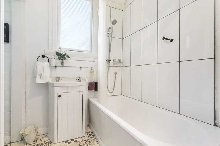 Photo of property in 55 Fairview Crescent, Kelburn, Wellington, 6012