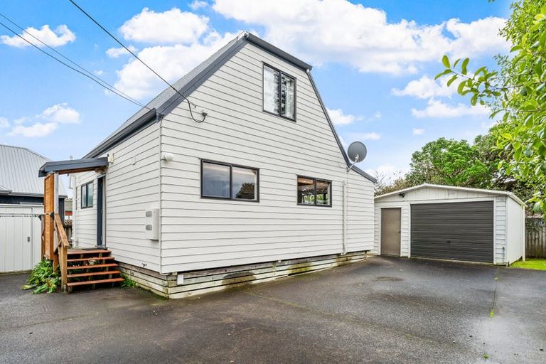 Photo of property in 30 Holiday Road, Stanmore Bay, Whangaparaoa, 0932
