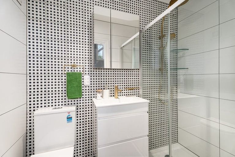 Photo of property in 50 Garden Road, Northland, Wellington, 6012