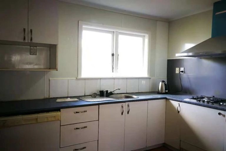 Photo of property in 16 Larnoch Road, Henderson, Auckland, 0610