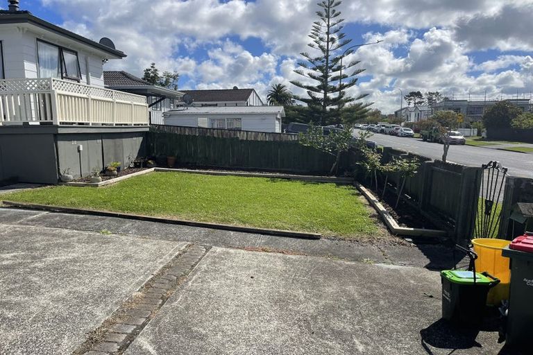 Photo of property in 10 Granville Drive, Massey, Auckland, 0614