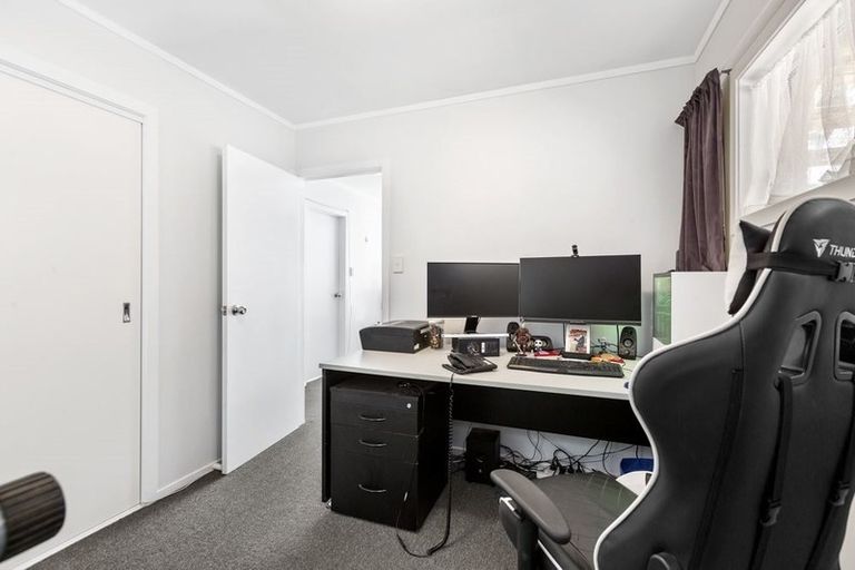 Photo of property in 16 Kearney Place, Massey, Auckland, 0614