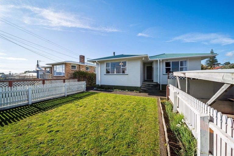 Photo of property in 4 Rosendale Avenue, Spotswood, New Plymouth, 4310