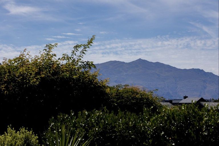 Photo of property in 12 Kinross Lane, Jacks Point, Queenstown, 9371