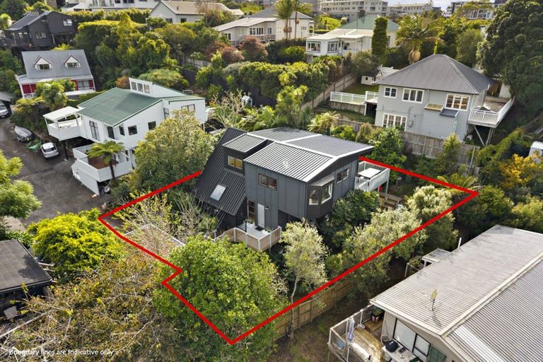 Photo of property in 2/26 Colonial Road, Birkenhead, Auckland, 0626