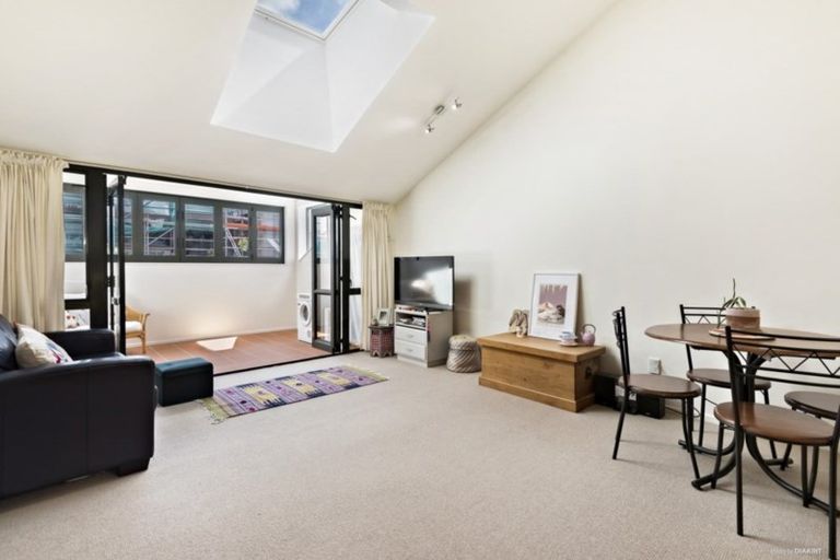 Photo of property in Courtenay Mews Apartments, 18/14u Alpha Street, Te Aro, Wellington, 6011