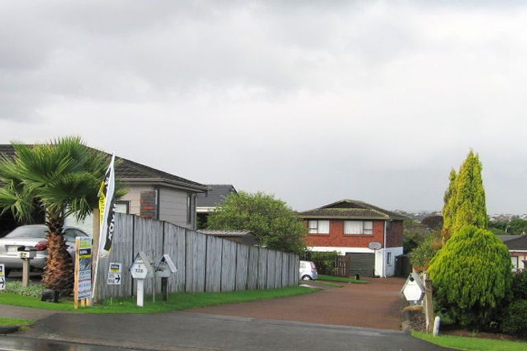 Photo of property in 2/128 Botany Road, Botany Downs, Auckland, 2010