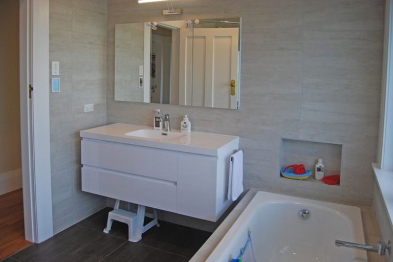 Photo of property in 16 Bridge View Road, Birkenhead, Auckland, 0626