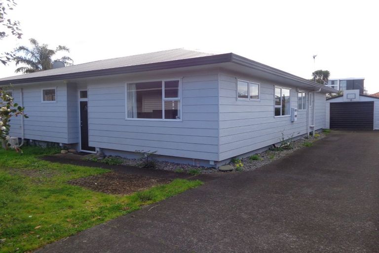 Photo of property in 43a Graham Avenue, Te Atatu Peninsula, Auckland, 0610