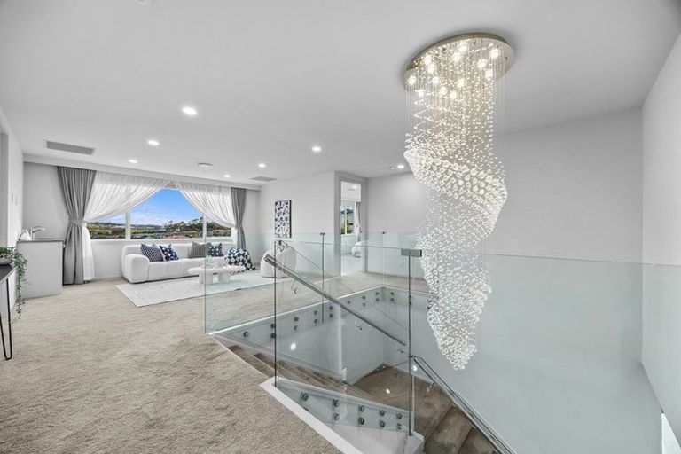 Photo of property in 4b Hilton Close, Fairview Heights, Auckland, 0632