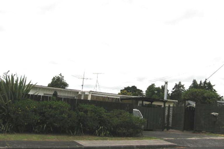 Photo of property in 1/52 Chippendale Crescent, Birkdale, Auckland, 0626