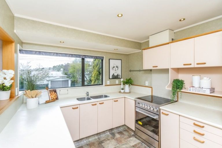 Photo of property in 2 Kowhai Street, Tawa, Wellington, 5028