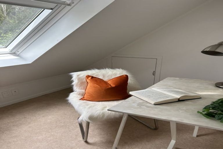 Photo of property in 1/1 Tern Place, Unsworth Heights, Auckland, 0632