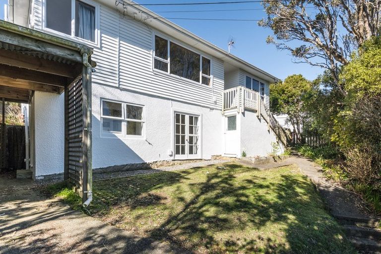 Photo of property in 11 Miles Crescent, Newlands, Wellington, 6037