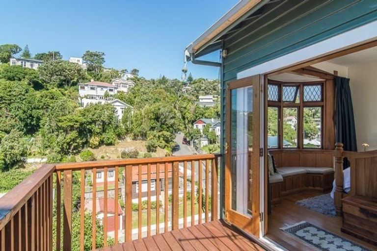 Photo of property in 6 Tiketike Way, Brooklyn, Wellington, 6021