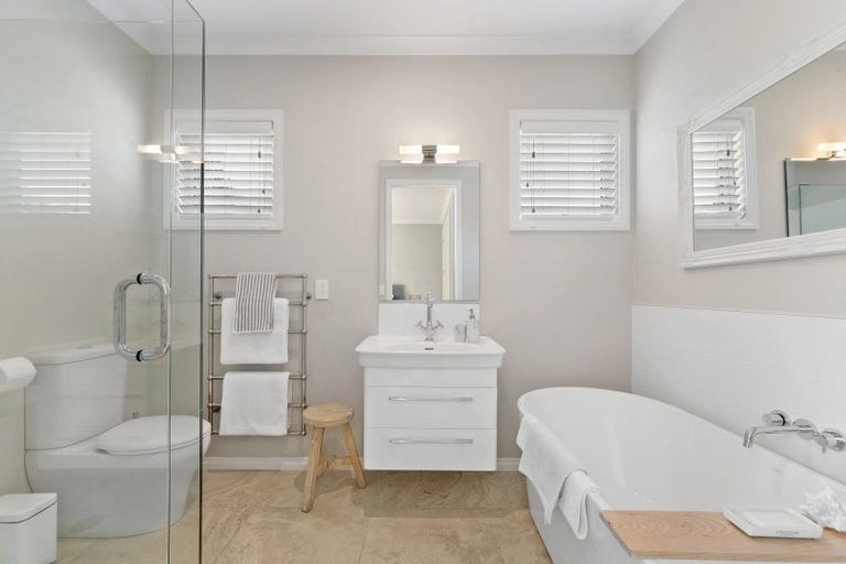 Photo of property in 2 Glen Bridge Lane, Harewood, Christchurch, 8051